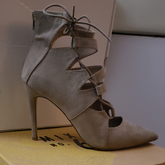 SOLD Mix No. 6 Klemtu Pump Taupe. - Picture 4 of 12